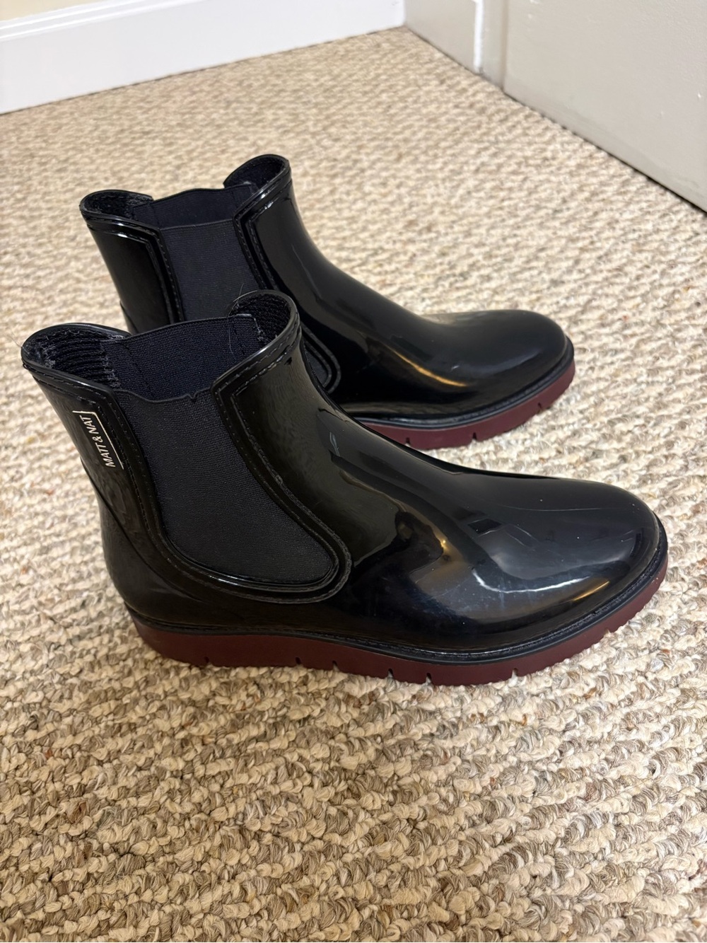 Matt & Nat Black Gloss Chelsea Rain Boots with Burgundy Sole